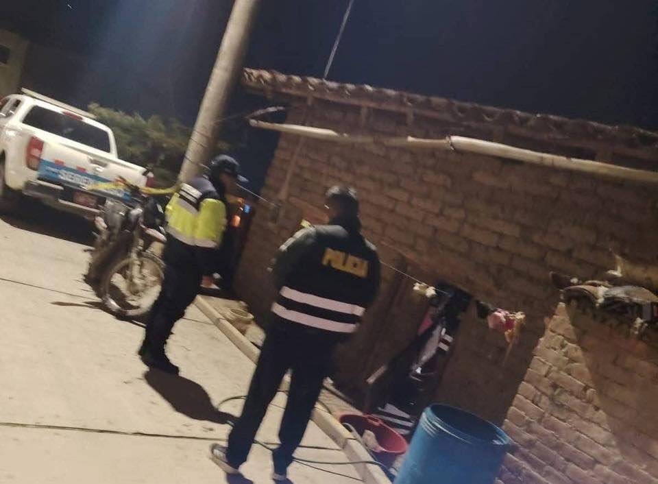 Delincuentes incursionaron en su vivienda la madrugada de hoy y les dispararon. La esposa recibió un impacto de bala en el rostro y está grave.