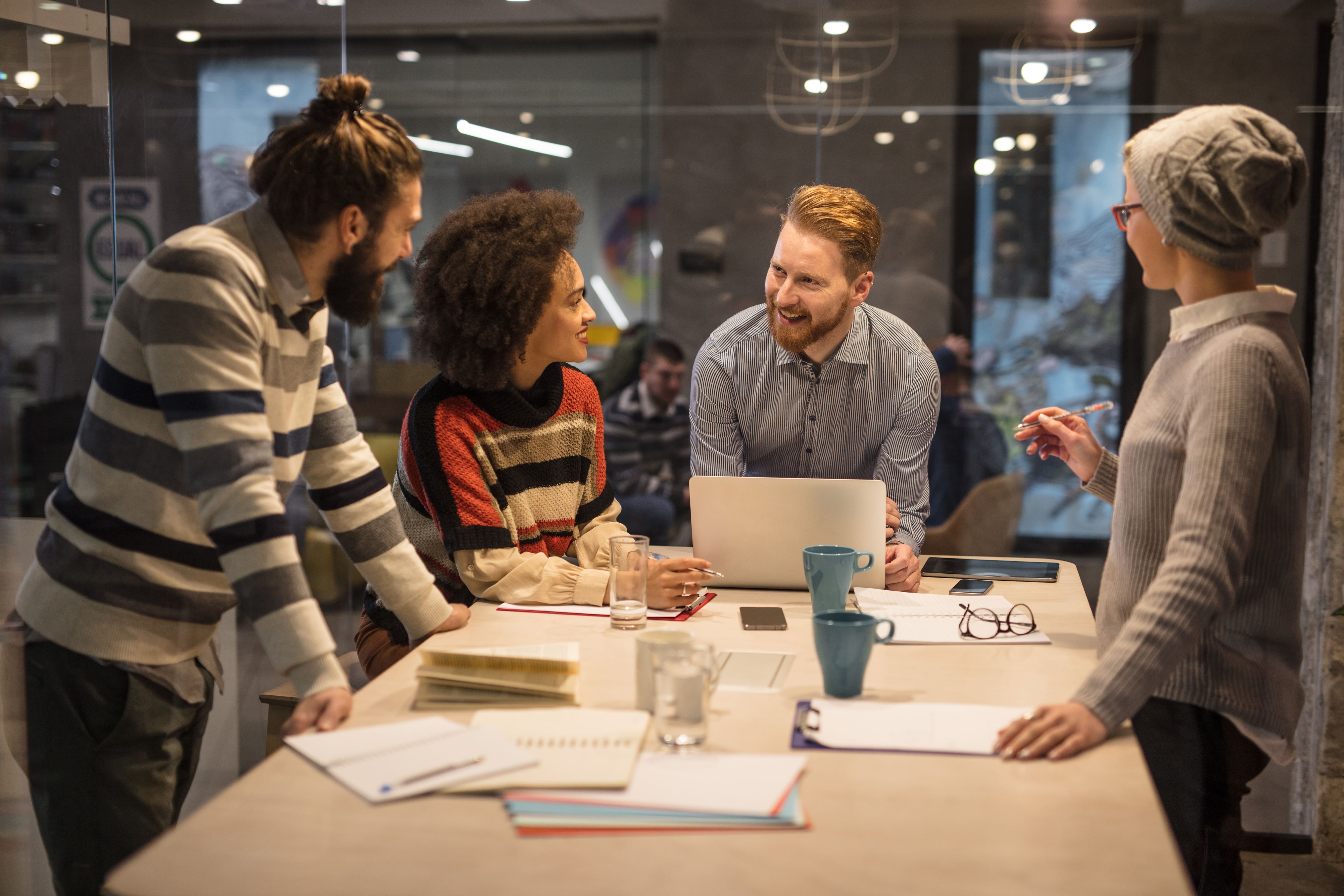 La alta movilidad en empleos organizados por turnos afecta productividad y continuidad operacional. Especialistas señalan que la previsibilidad y flexibilidad horaria son claves para la retención.