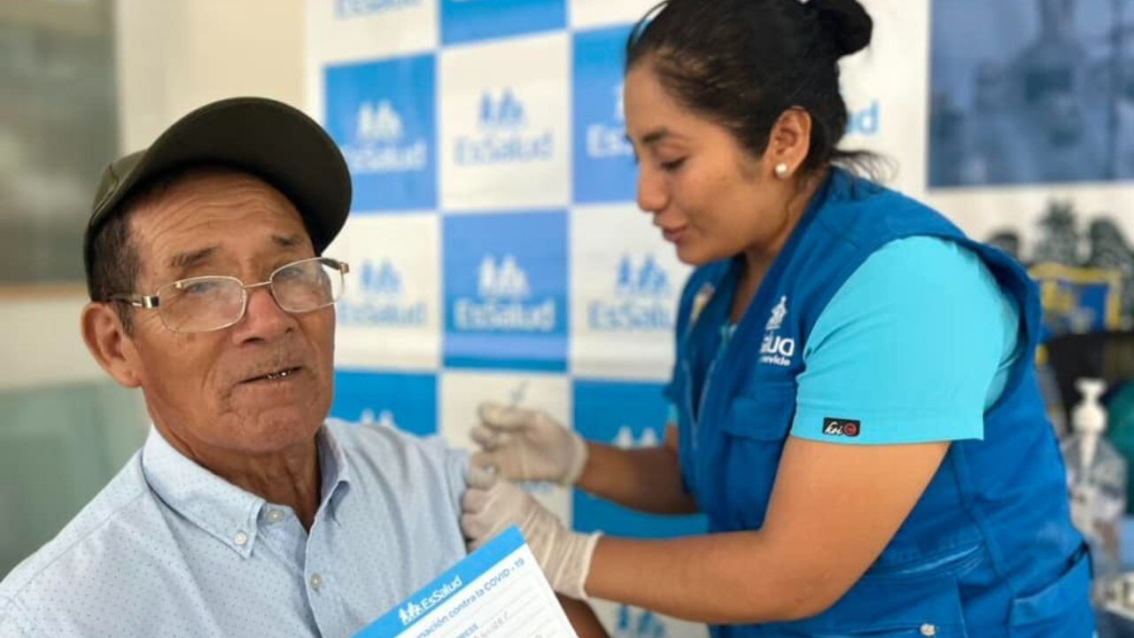 Actividad de salud busca que la población asegurada complete sus dosis de vacunación.