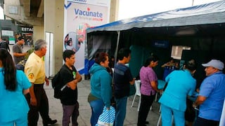 Vacunan grauitamente en los exteriores de la estación de la Línea 1