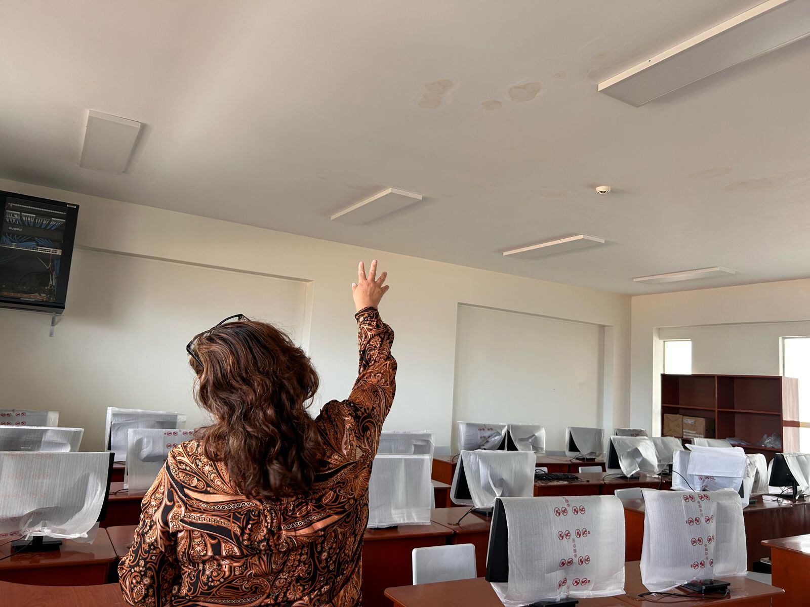 Computadoras malogradas por agua de lluvia. (Foto: GEC)
