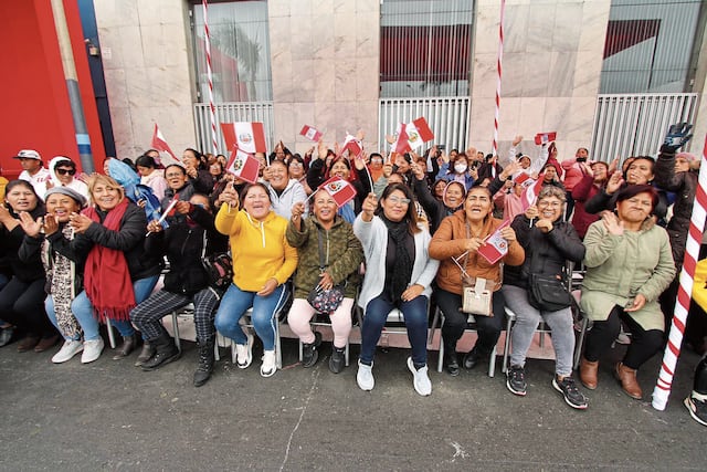 Vecinas del Callao participan de ceremonia en la plaza Independencia.