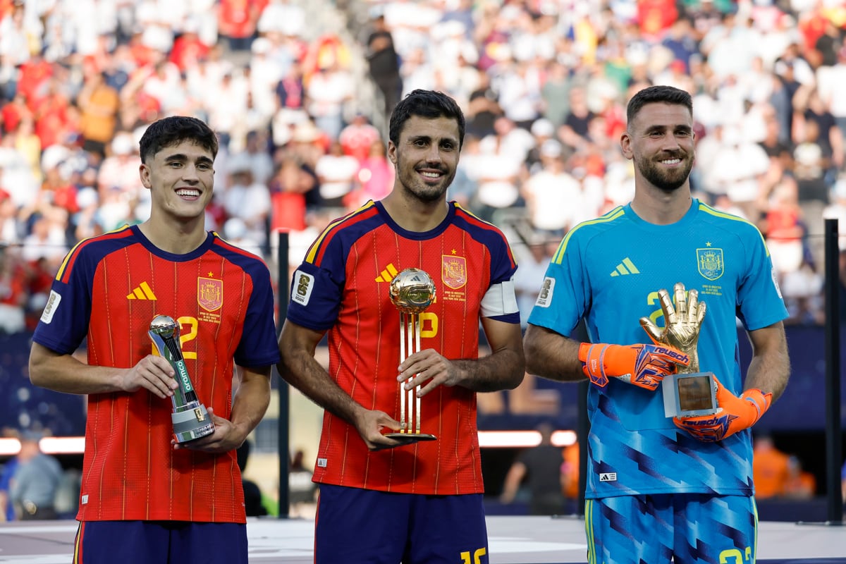 Pau Cubarsí, Rodri y Unai Simón ganaron el premio al mejor jugador joven, mejor jugador del mundial y Guante de Oro, respectivamente. España consiguió ser campeón del Mudnial 2026. EFE/ Lavandeira Jr