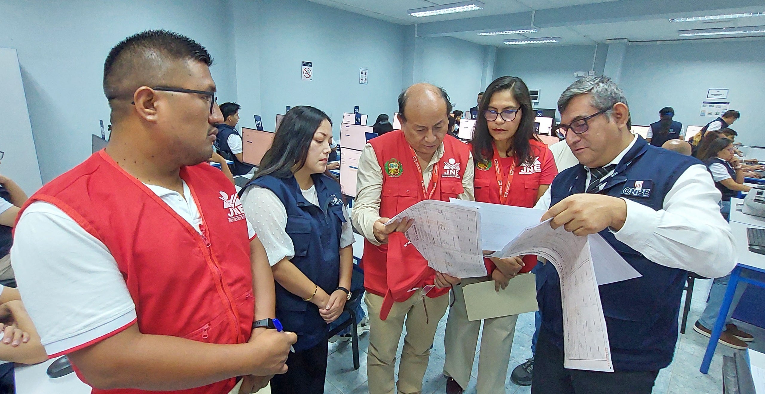 Personal de la ODPE Lambayeque supervisa el simulacro del sistema de cómputo electoral.