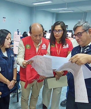 Personal de la ODPE Lambayeque supervisa el simulacro del sistema de cómputo electoral.
