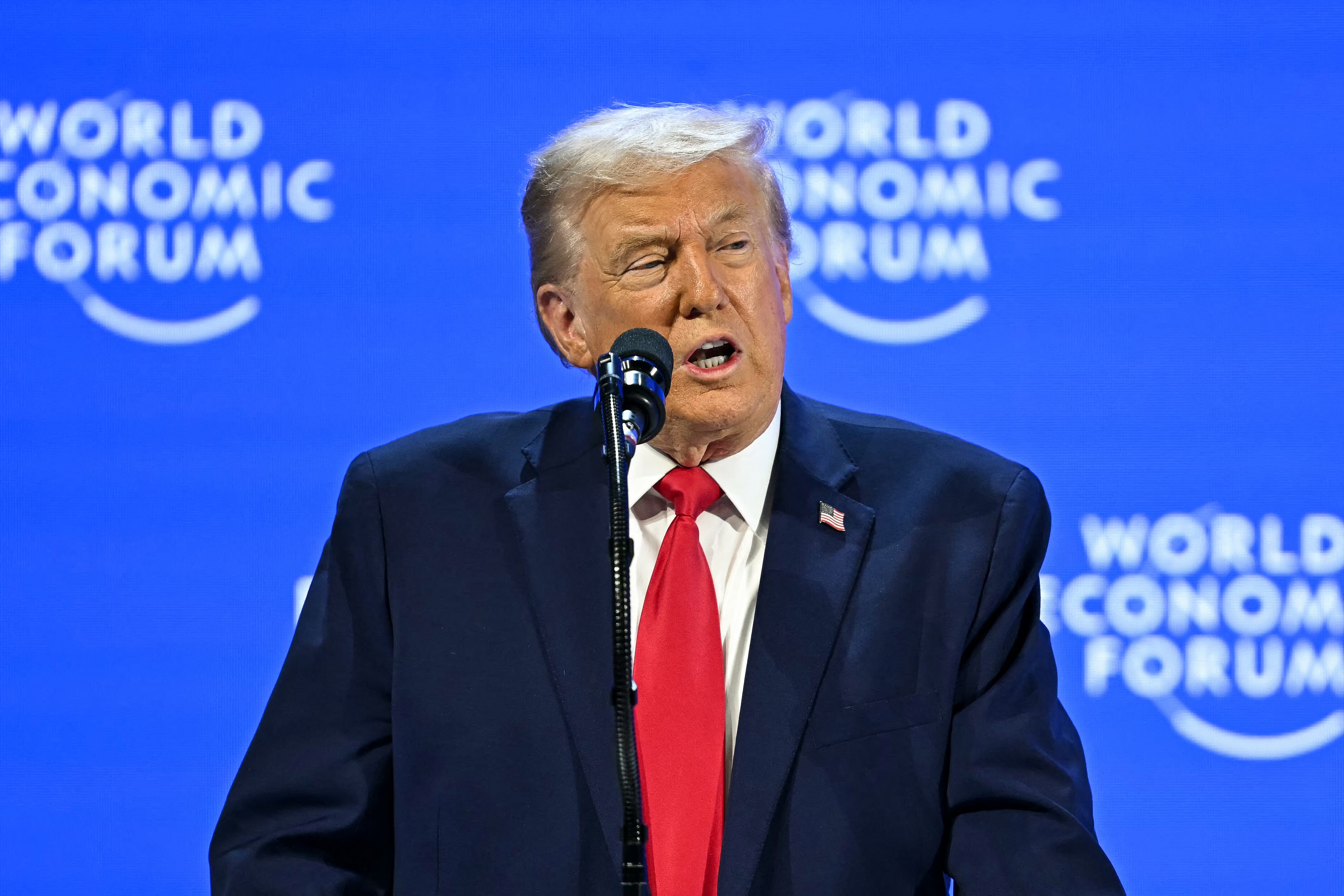 El presidente de Estados Unidos asiste al Foro Económico Mundial por primera vez en seis años, mientras líderes europeos cierran filas ante su postura sobre Groenlandia y posibles aranceles. (Photo by Fabrice COFFRINI / AFP)