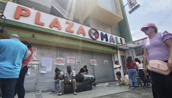 Vendedores informales ocupan veredas en dos carriles de cuadra 20 de la transitada vía. En tanto, comerciantes de Zona Franca y Plaza Mall buscan salida a clausura en medio de campaña.