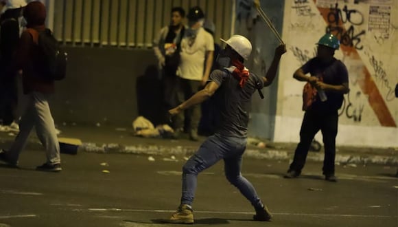 Manifestante arrojando una piedra contra la policía. (JULIO REAÑO / @PHOTO.GEC)