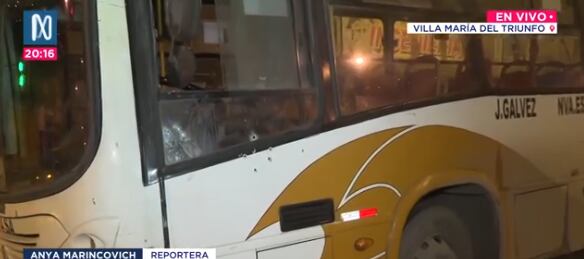 Dos delincuentes en motocicleta dispararon más de 20 veces contra el vehículo al detenerse en un semáforo en rojo. FOTO: CAPTURA CANAL N