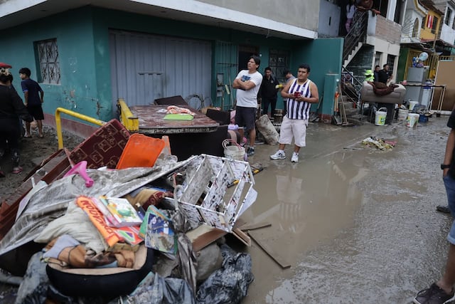 Keiko Fujimori inspecciona zonas afectadas por lluvias en Villa María del Triunfo