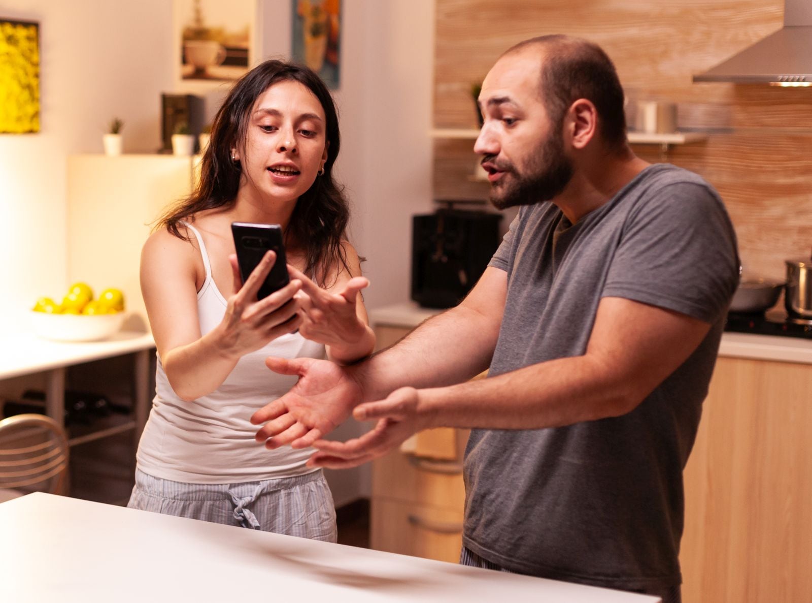 La baja autoestima, la búsqueda de validación, el apego y el narcisismo, son algunos de los factores que influyen en la persona para cometer un acto de infidelidad. (Foto: DC Studio / Freepik)