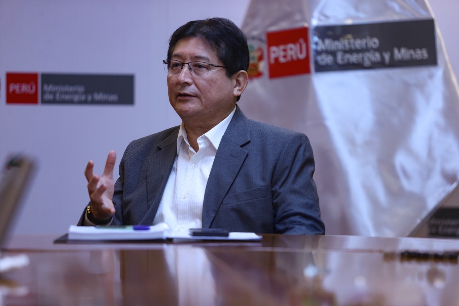El ministro de Energía y Minas, Guillermo Shinno, se reunió con representantes de Petroperú y Aguaytía Energy ante la demanda de combustibles en Ucayali. El sector aseguró que existe producto disponible y que el abastecimiento está garantizado. (Foto: Gob.pe)