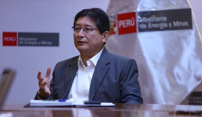 El ministro de Energía y Minas, Guillermo Shinno, se reunió con representantes de Petroperú y Aguaytía Energy ante la demanda de combustibles en Ucayali. El sector aseguró que existe producto disponible y que el abastecimiento está garantizado. (Foto: Gob.pe)