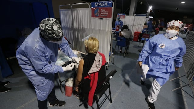 Perú batió récord al inmunizar contra la COVID-19 a más de 449 mil personas en un solo día