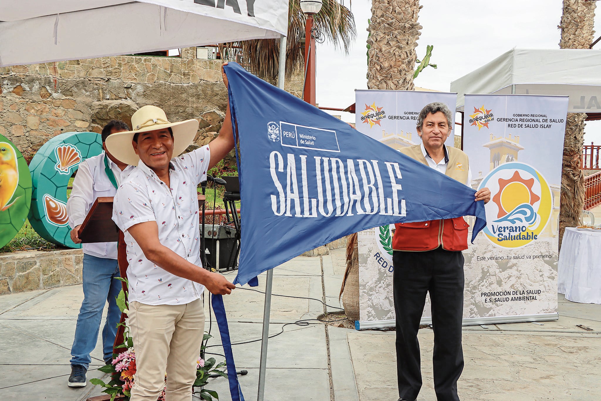 Alcalde de Islay, Richard Ale, invitó a bañistas. Foto: Municipalidad Provincial de Islay.