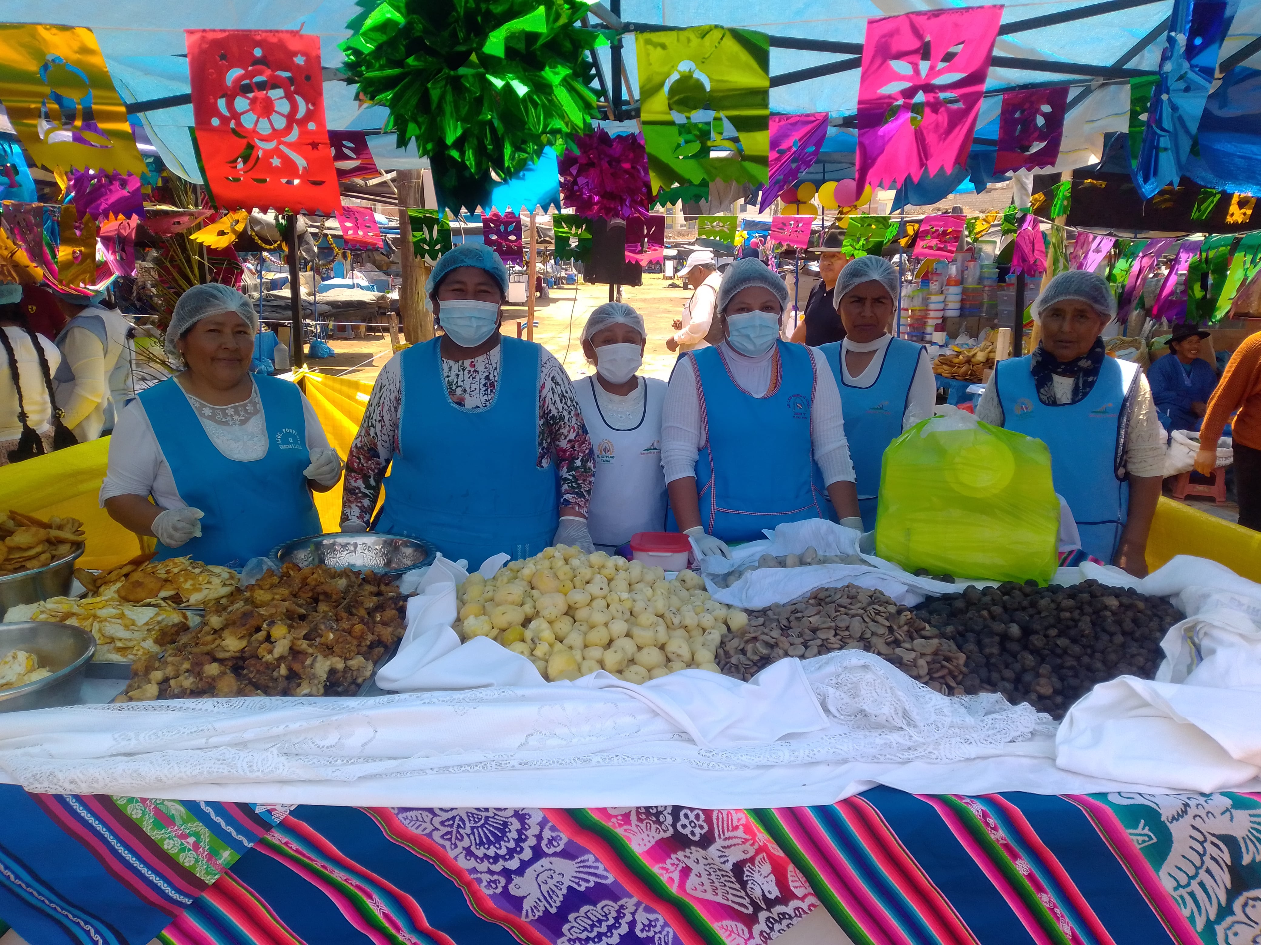 Felices posan para Correo las comerciantes de la cuadra 2. (Foto: Adrian Apaza)