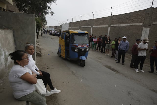 Se apertura las mesas de sufragio en el colegio San Luis Gonzaga de SJM, personas aún tienen quejas por el trabajo del personal de ONPE (Fotos: Julio Reaño/@photo.gec)