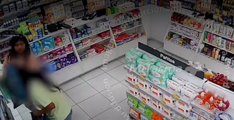 El asalto duró menos de tres minutos y quedó registrado por cámaras de seguridad. Los detenidos serán investigados por robo agravado. (Captura de América Noticias)