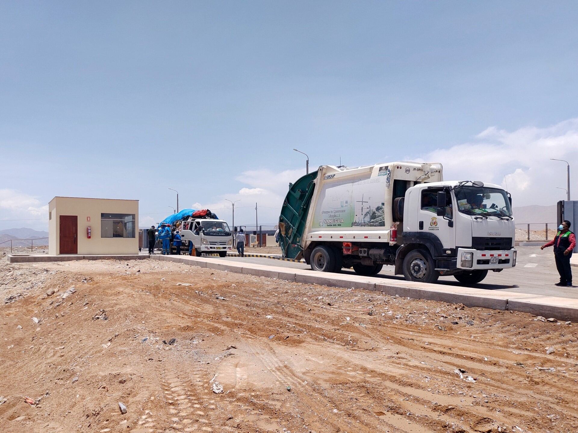Camiones compactadores, cisterna, camión lavador y un compresor de aire se encontraban estacionados a la intemperie. (Foto: Difusión)