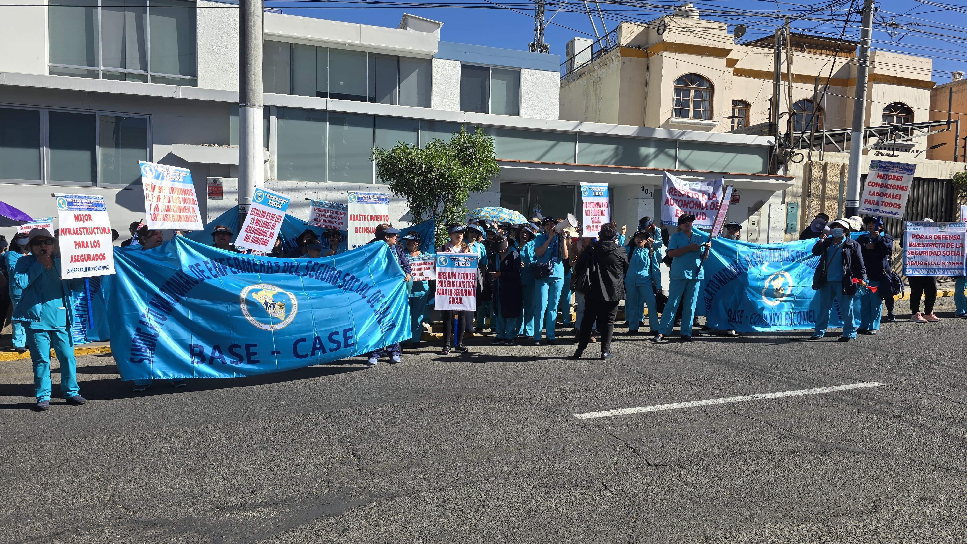Trabajadoras del Sindicato Nacional de Enfermeras del Seguro Social de Salud (SINESS) protestan frente al TC. Foto: GEC.