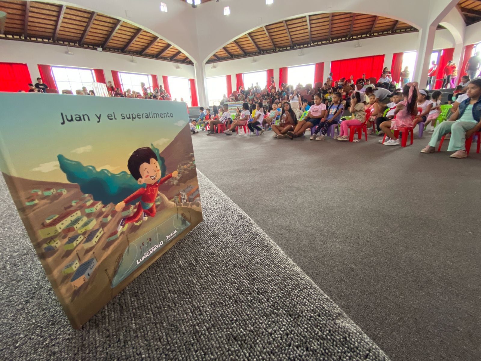 El cuento relata la historia de Juan, un niño que aprende sobre la importancia de consumir alimentos ricos en hierro, como la sangrecita, el hígado y las lentejas, esenciales para su crecimiento y desarrollo.