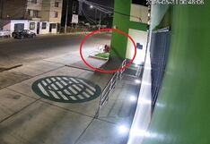 Delincuente roba barra de cobre en colegio de Trujillo (VIDEO)