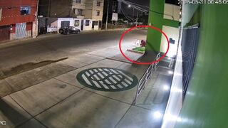 Delincuente roba barra de cobre en colegio de Trujillo (VIDEO)