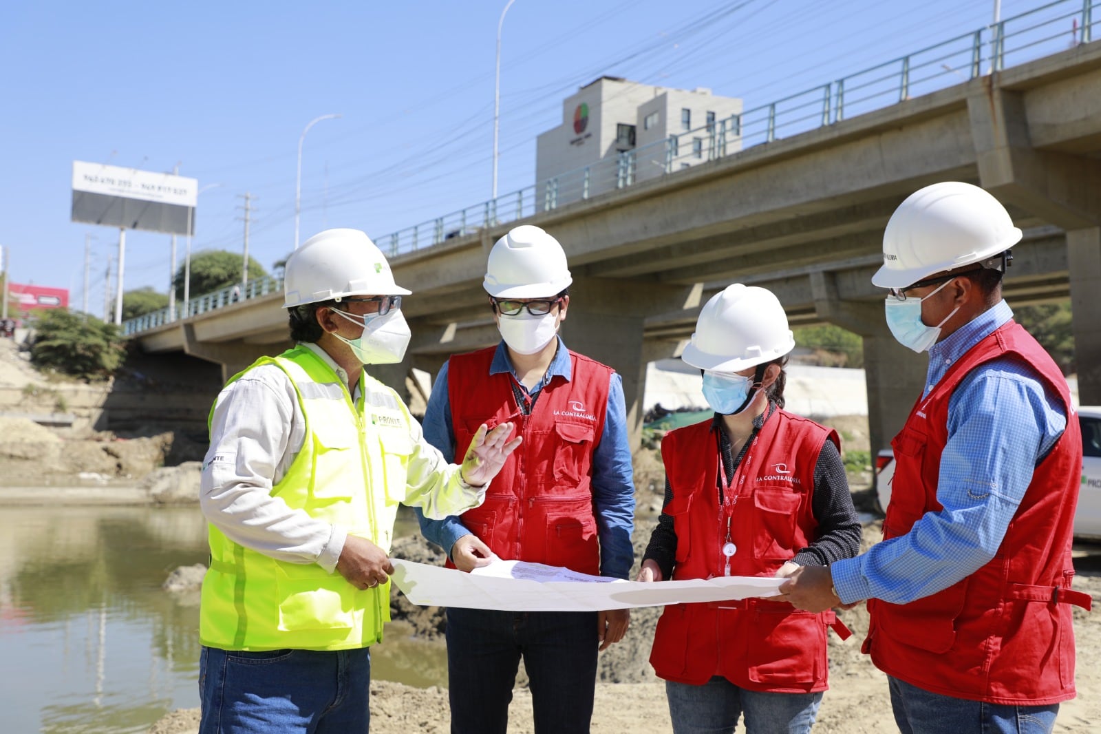 Aprueban expediente técnico de mejoramiento del servicio de protección contra inundaciones, entre el puente Cáceres y el futuro puente Integración, sin tener el terreno físico para los trabajos, lo que generó pérdidas a la unidad ejecutora, que es el Gobierno Regional de Piura. La obra se inició en la gestión de Servando García