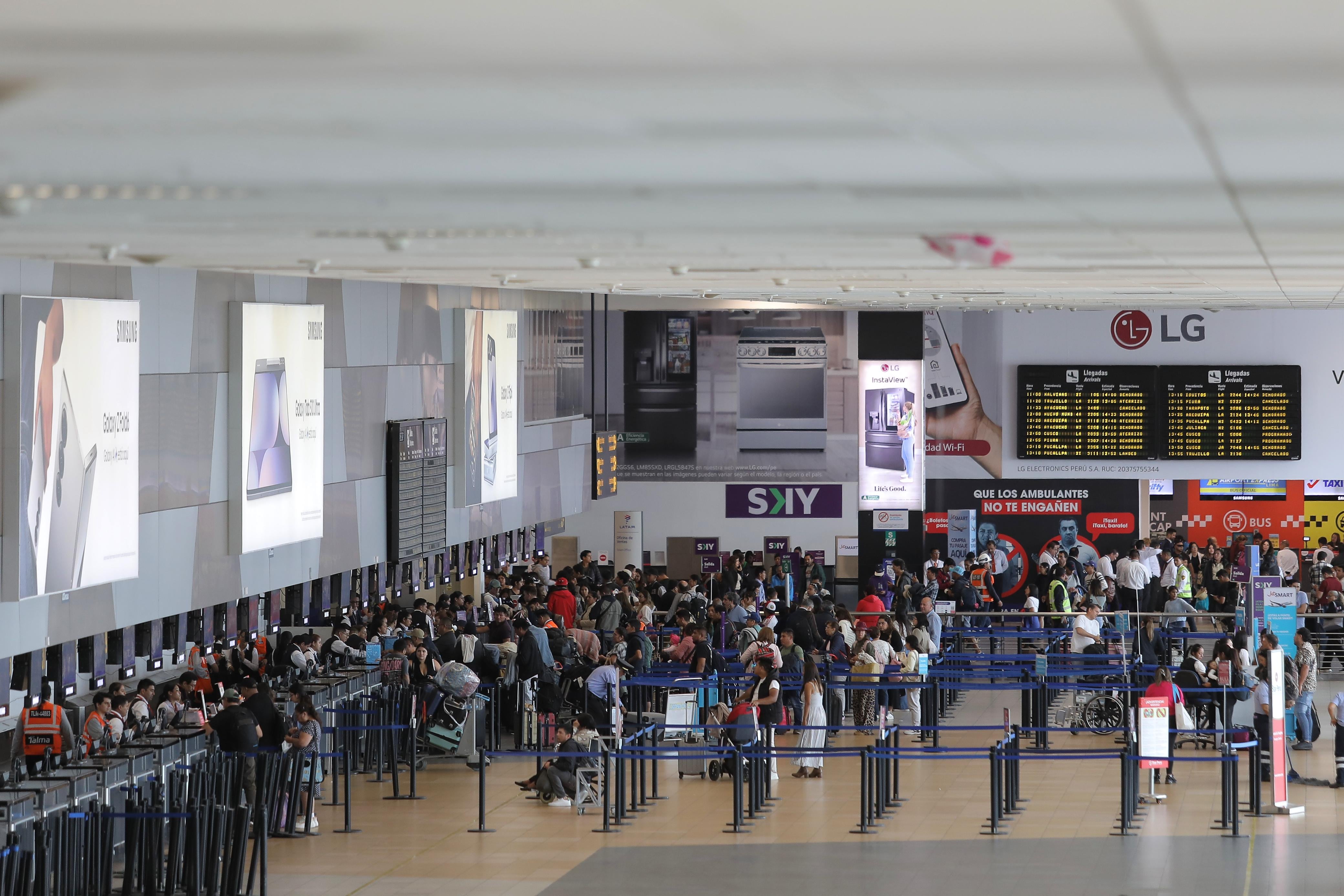 Cabe mencionar que Lima Airports Partners (LAP) advierte que el aeropuerto aún registra demoras debido a un ajuste en los tiempos de despegue y aterrizaje, por lo que se aconseja a los pasajeros revisar el estado de sus vuelos con anticipación.
