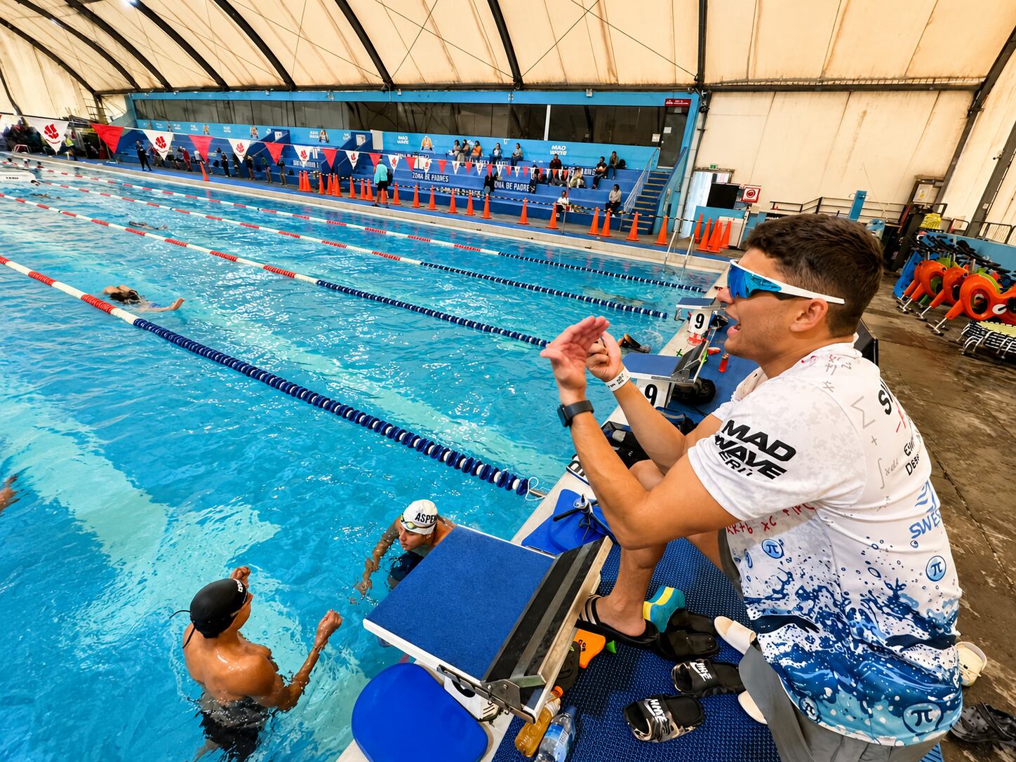 Problemas como una mala respiración, postura incorrecta y exceso de fuerza afectan la eficiencia en el agua. Entrenamientos especializados ganan espacio entre nadadores amateurs y profesionales.
