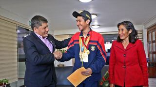 Alcalde de Arequipa dona dinero a ajedrecista que vendía caramelos para ir a torneo en Chile y así cumpla su sueño