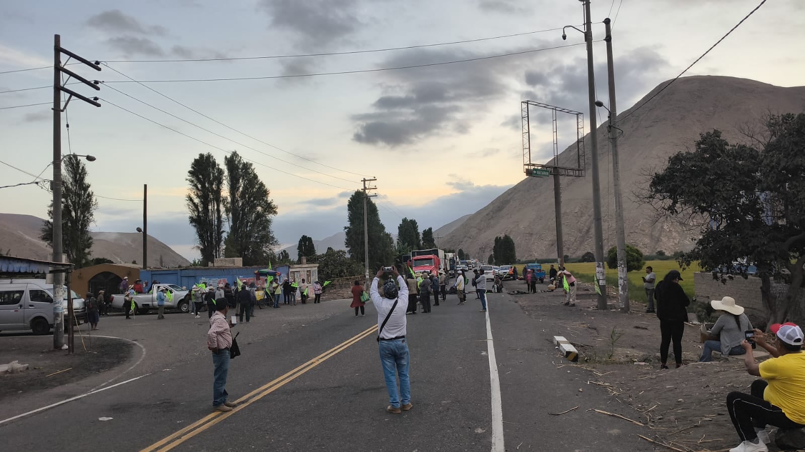 Pobladores bloquearon la Panamericana Sur por segundo día consecutivo y posteriormente suspendieron la protesta (Foto: GEC)