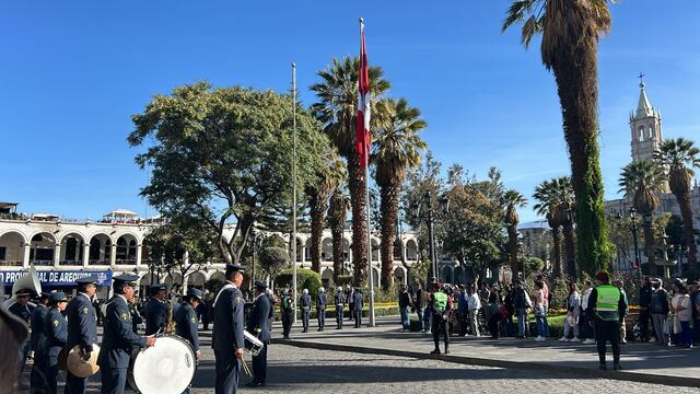 Instituciones participan en el izamiento y desfile en la Plaza de Armas de Arequipa (VIDEO)