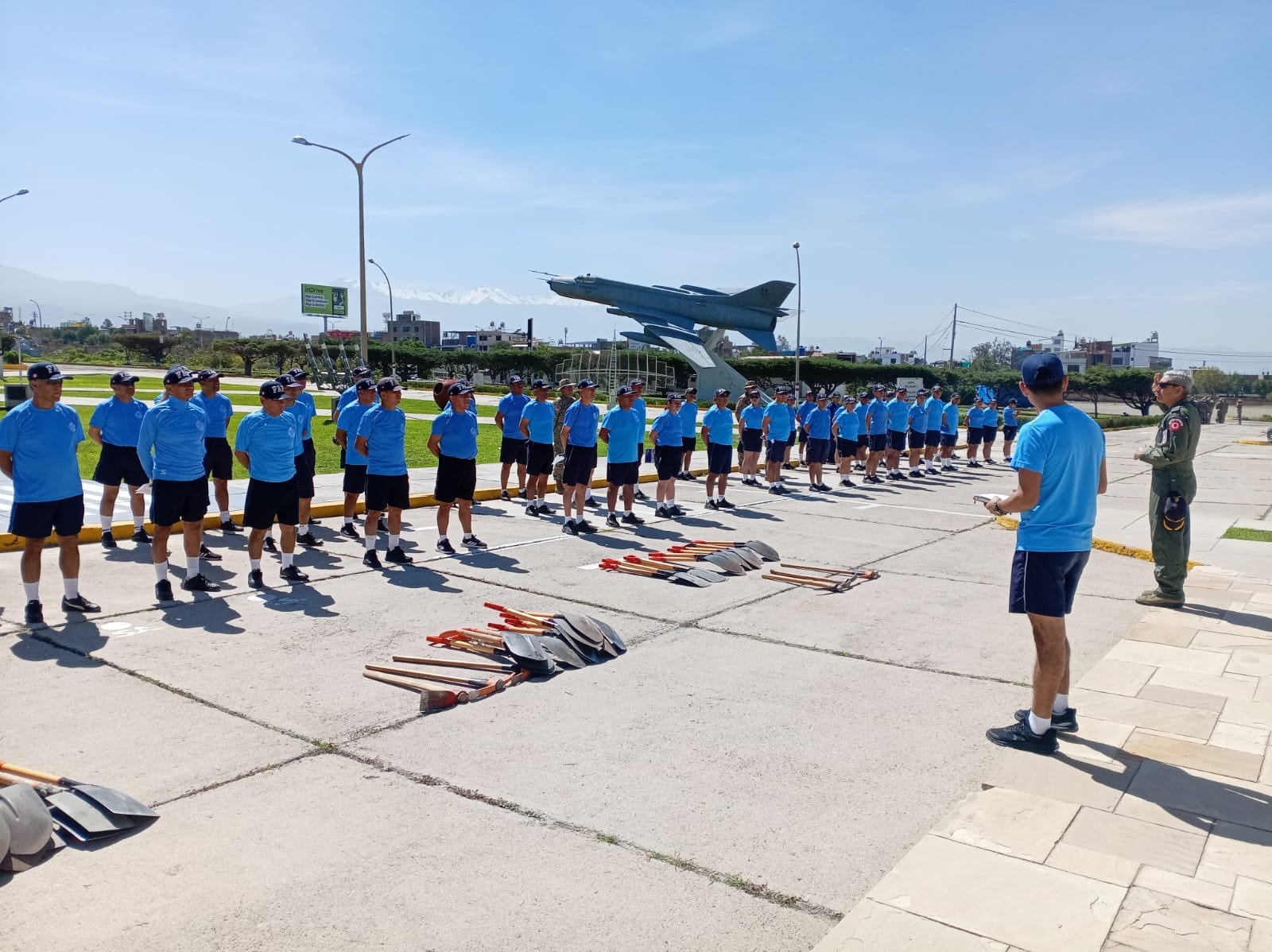 FAP brinda apoyo a familias afectadas por desborde de torrentera en Arequipa. Foto: FAP.