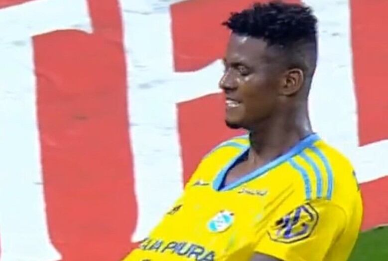 Washington Corozo no tuvo su mejor noche en el Sporting Cristal vs Emelec. Foto: Captura.