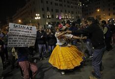 Grupo de personas realiza baile en la Plaza San Martín tras la muerte de Alberto Fujimori (GALERÍA)
