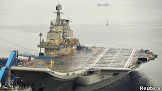 China presenta su primer portaaviones en medio de tensiones con Japón