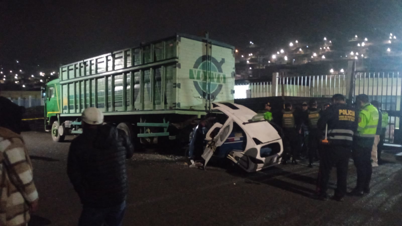 Mototaxi se estrelló contra camión estacionado y conductor murió por lesiones graves
