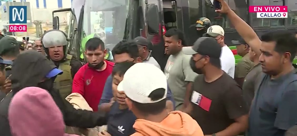 Conductores y cobradores bloquearon la vía tras un ataque armado contra una trabajadora del sector ocurrido la noche anterior. FOTO: CAPTURA CANAL N