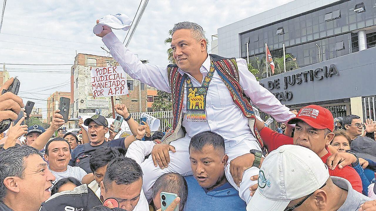 Ante la posibilidad de que seguidores del suspendido alcalde Arturo Fernández lleguen hoy a la comuna de Trujillo para “ayudarlo” a retomar el cargo, tras vencerse su sentencia por difamación, el actual burgomaestre, Mario Reyna, asegura que se han tomado medidas preventivas para minimizar cualquier ataque.