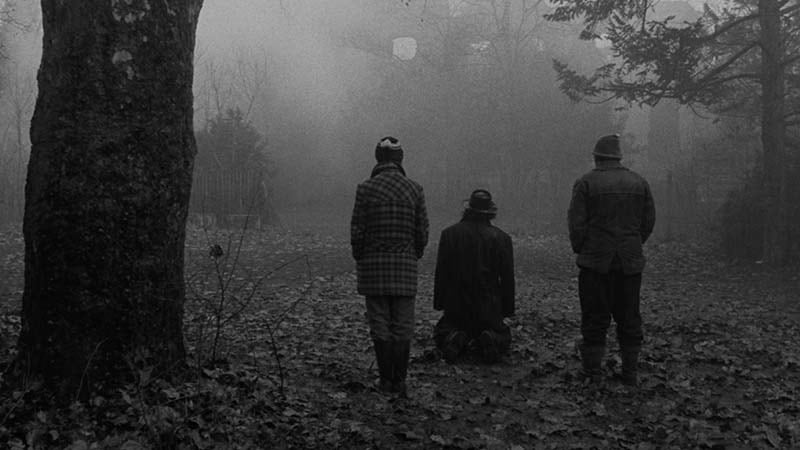 Sátántangó (1994), obra clave de Béla Tarr, célebre por su duración de 7 horas y 30 minutos y su hipnótico estilo en blanco y negro.