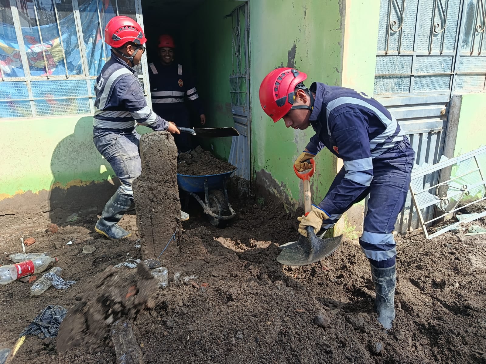 Ejército realiza labores de limpieza y apoyo en viviendas afectadas por intensas lluvias en Arequipa. Foto: Comando de la Tercera División de Ejército.