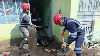 Lluvias en Arequipa: Ejército retira lodo y escombros en viviendas