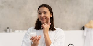 No es casual que la centella asiática se haya vuelto un básico del K-beauty. Esta filosofía prioriza fórmulas suaves y con menos irritantes, por lo que su efecto calmante y su buena tolerancia en pieles sensibles la han convertido en protagonista.