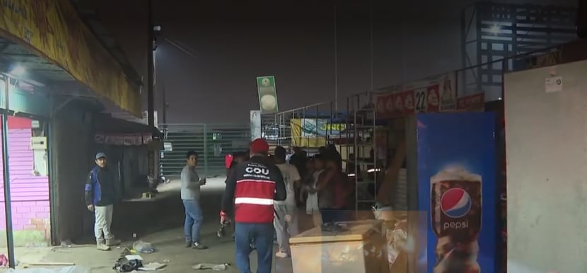 El operativo se realizó durante la madrugada con apoyo policial. Comerciantes denunciaron pérdidas tras un incendio ocurrido durante la intervención. (Imagen de América Noticias)