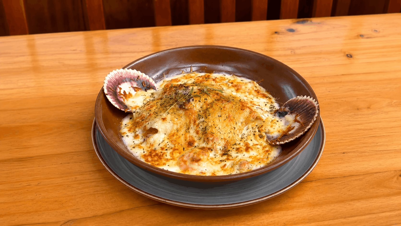 La Isla Escondida reúne ceviches, pescados, mariscos y clásicos de la cocina criolla en una propuesta familiar que puede disfrutarse en sus locales de Surquillo y La Molina.