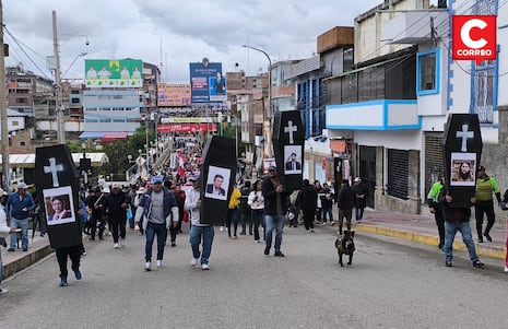 Multitudinaria marcha en Junín y quema de ataúdes por la Nueva Carretera Central
