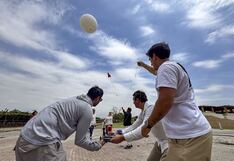 Ica: lanzan dos botellas de pisco peruano a la estratósfera junto a semillas pisqueras