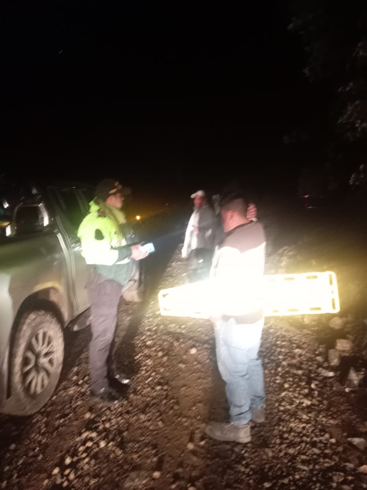 Tres heridos al caer camioneta al abismo.