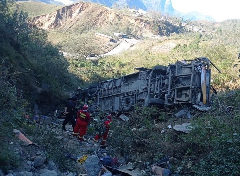 Ómnibus se precipitó a un abismo de más de 100 metros de profundidad.